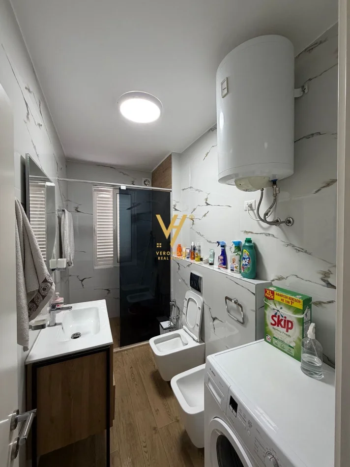 Tirane, jepet me qera apartament 2+1+Ballkon Kati 7, 108 m² 600 € (FRESK)