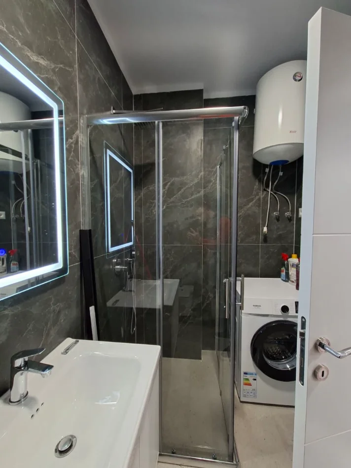 🏠 Jepet me Qera: Apt. 1+1 (📍Bulevardi i Ri / Kompleksi Ndregjoni) Hera e parë me qera || 100% e re ✨️  70,000 lekë / Muaji 💶