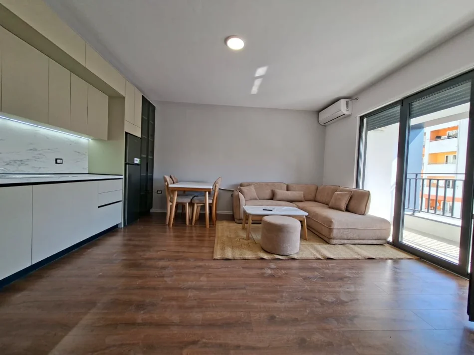 🏠 Jepet me Qera: Apt. 1+1 (📍Bulevardi i Ri / Kompleksi Ndregjoni) Hera e parë me qera || 100% e re ✨️  70,000 lekë / Muaji 💶