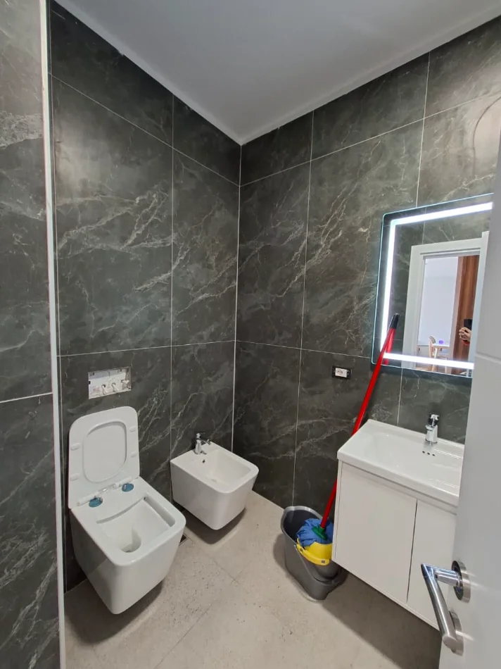 🏠 Jepet me Qera: Apt. 1+1 (📍Bulevardi i Ri / Kompleksi Ndregjoni) Hera e parë me qera || 100% e re ✨️  70,000 lekë / Muaji 💶