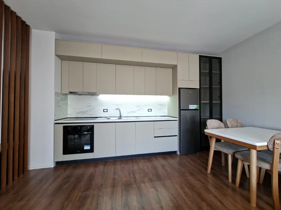 🏠 Jepet me Qera: Apt. 1+1 (📍Bulevardi i Ri / Kompleksi Ndregjoni) Hera e parë me qera || 100% e re ✨️  70,000 lekë / Muaji 💶