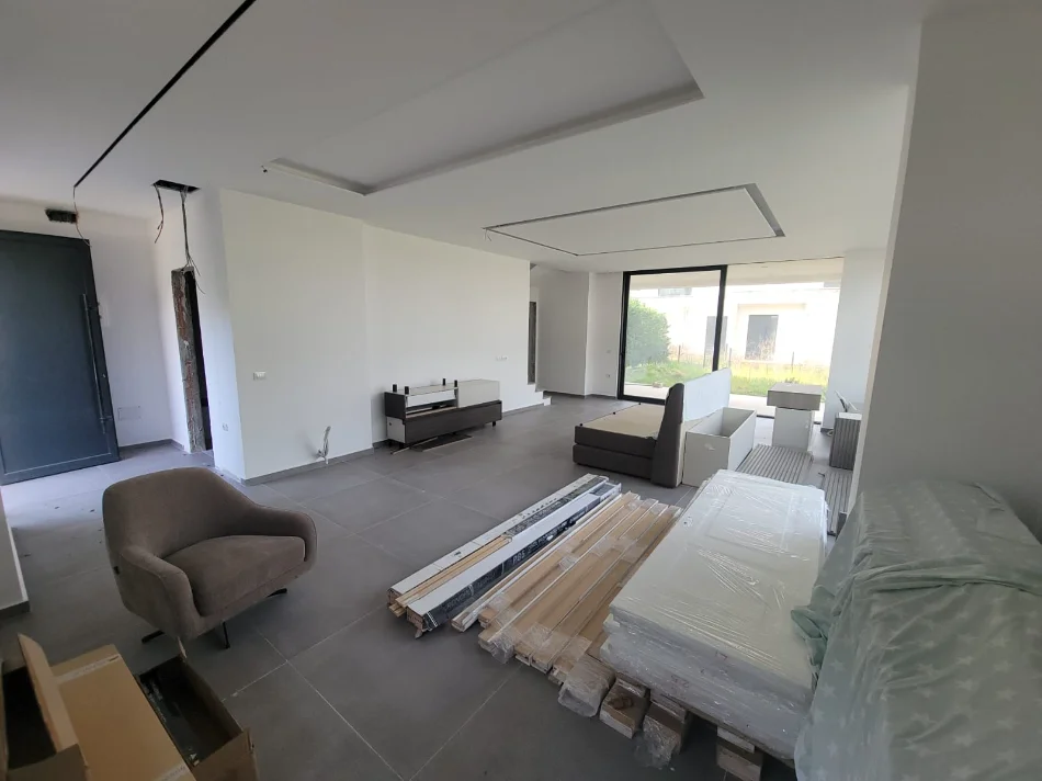 Gjiri Lalezit kompleksi San Pietro, shitet vile dyshe ,cmimi 800.000 € me dokumenta te rregullt pronesie.