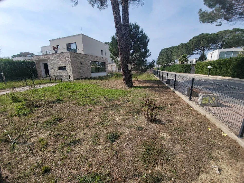 Gjiri Lalezit kompleksi San Pietro, shitet vile dyshe ,cmimi 800.000 € me dokumenta te rregullt pronesie.