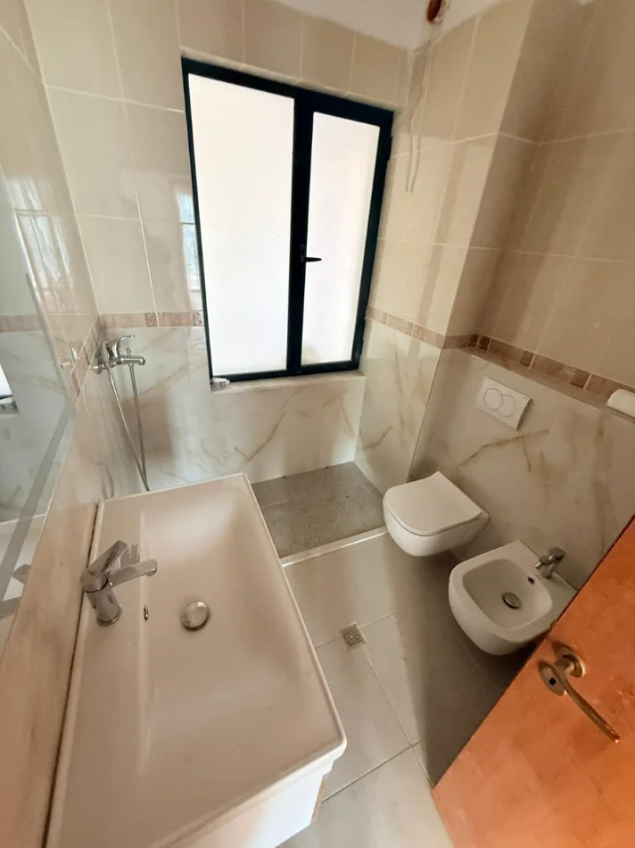 Tirane, shitet apartament 2+1 Kati 5, 126 m² 250.000 € (Komuna e Parisit)