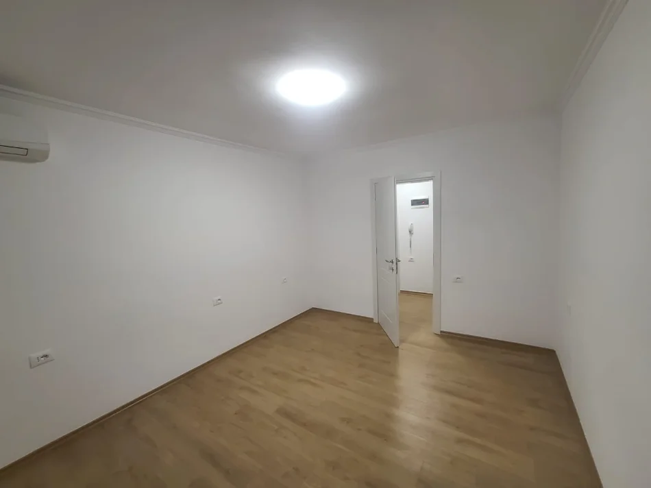 Tirane, jepet me qera zyre Kati 3, 90 m² 1.200 € (Qender)