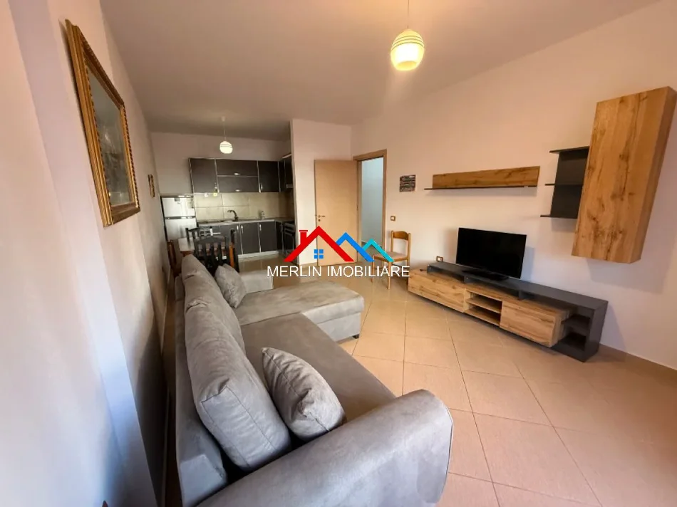 Tirane, jepet me qera apartament 1+1+Ballkon Kati 1, 69 m² 420 € (RRUGA DEMNERI,YZBERISHT)