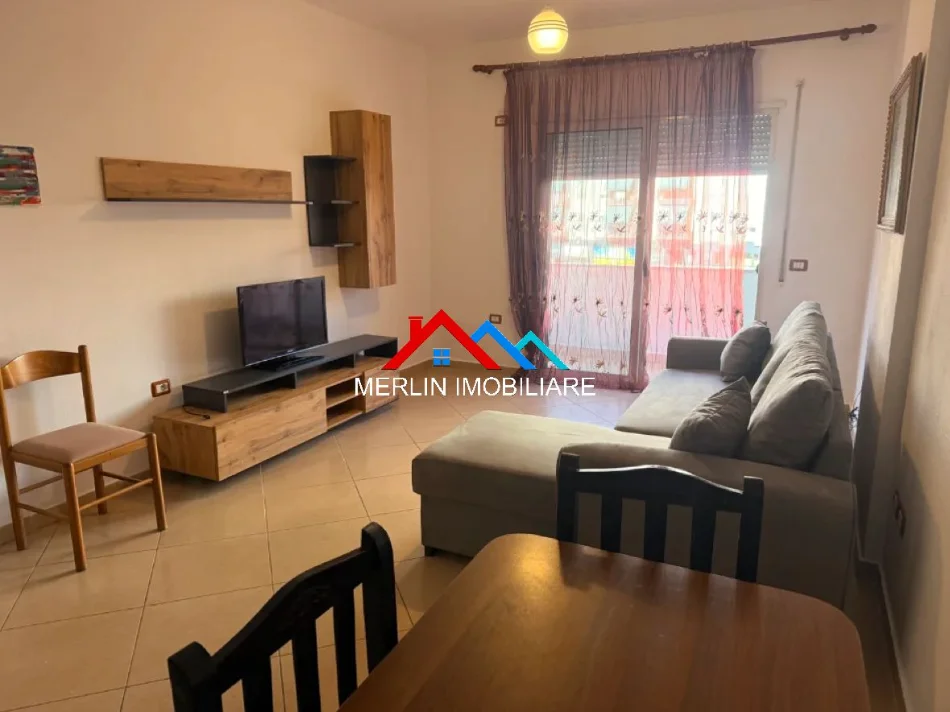 Tirane, jepet me qera apartament 1+1+Ballkon Kati 1, 69 m² 420 € (RRUGA DEMNERI,YZBERISHT)