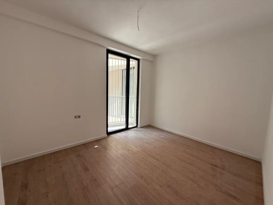 Tirane, jepet me qera zyre Kati 9, 116 m² 900 € (Mine Peza)