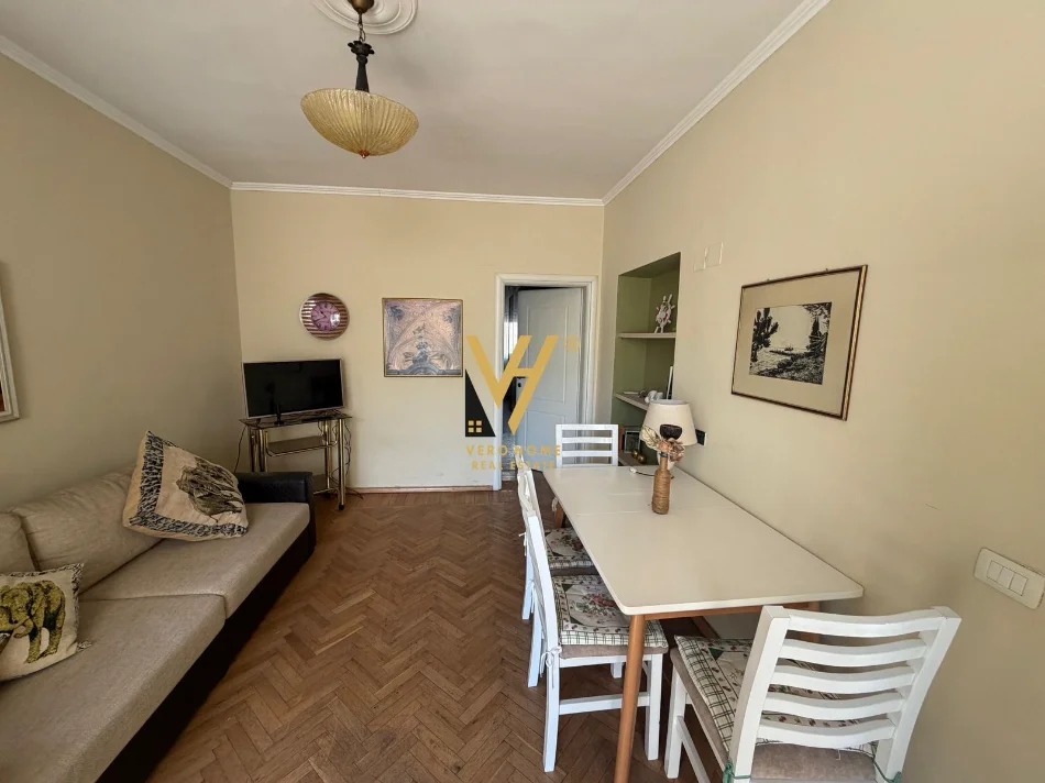 Tirane, jepet me qera apartament 1+1+Ballkon Kati 1, 70 m² 620 € (QENDER)