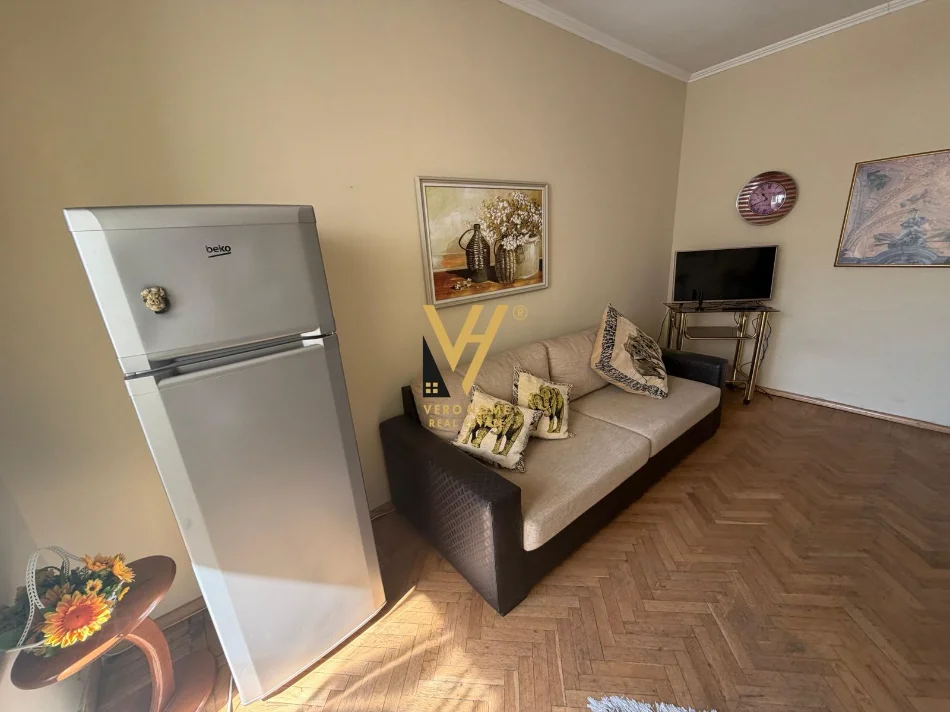 Tirane, jepet me qera apartament 1+1+Ballkon Kati 1, 70 m² 620 € (QENDER)