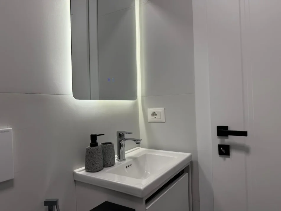 Tirane, shitet apartament 2+1+Ballkon Kati 4, 65 m² 193.000 € (21 Dhjetori)