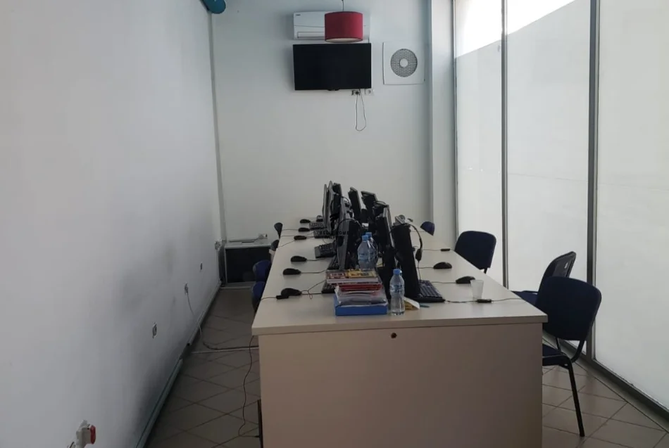 Tirane, jepet me qera dyqan Kati 0, 55 m² 700 € (QENDER)