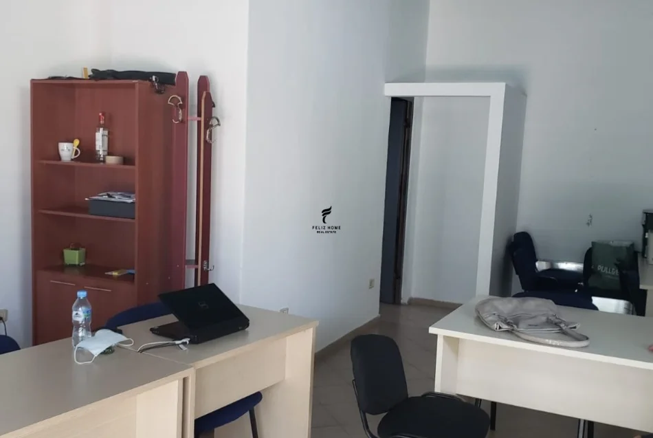 Tirane, jepet me qera dyqan Kati 0, 55 m² 700 € (QENDER)