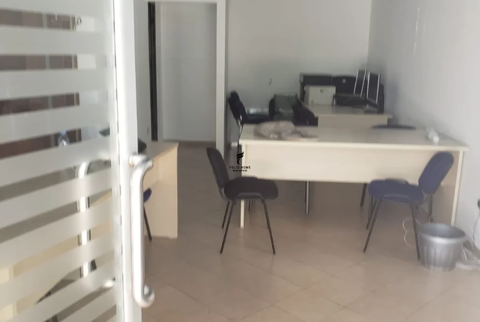 Tirane, jepet me qera dyqan Kati 0, 55 m² 700 € (QENDER)