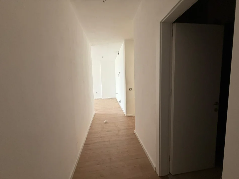 Tirane, jepet me qera zyre Kati 9, 116 m² 900 € 