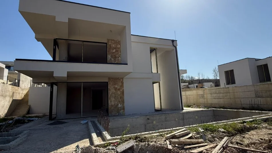 Tirane, shitet Vile 2 Katshe , 900 m² 750.000 € 