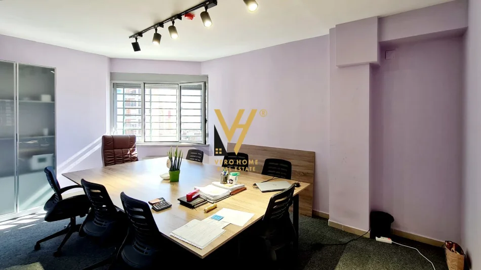 JEPET AMBIENT KOMERCIAL 290 M2 ME QERA TE KOMPLEKSI HALILI 2.900 EURO