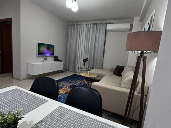 Tirane, jepet me qera apartament 1+1+Ballkon Kati 5, 65 m² 580 € (RRUGA E KAVAJES)