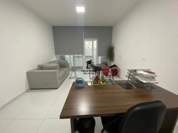 Tirane, jepet me qera zyre Kati 1, 110 m² 1.200 € (KOMUNA E PARISIT)