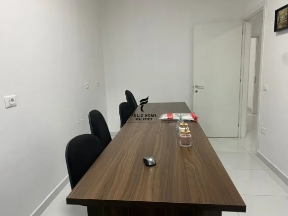 Tirane, jepet me qera zyre Kati 1, 110 m² 1.200 € (KOMUNA E PARISIT)