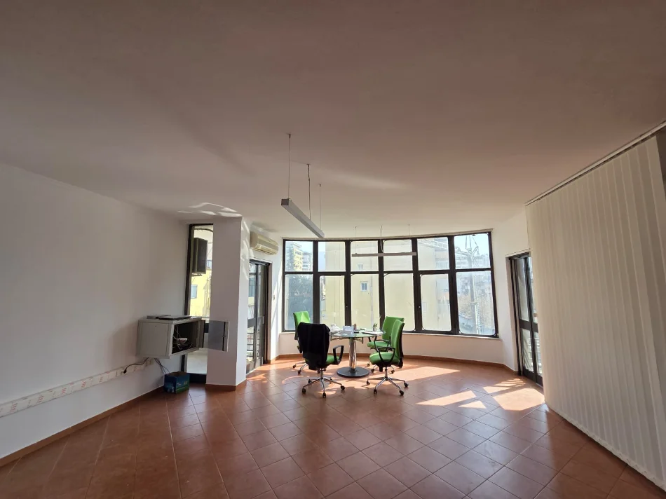 Tirane, jepet me qera apartament 2+1 Kati 4, 115 m² 900 € 