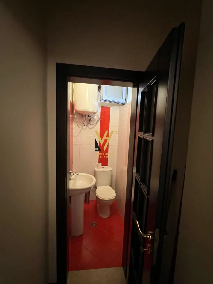 Tirane, jepet me qera ambjent biznesi Kati 1, 100 m² 1.250 € (ISH EKSPOZITA)