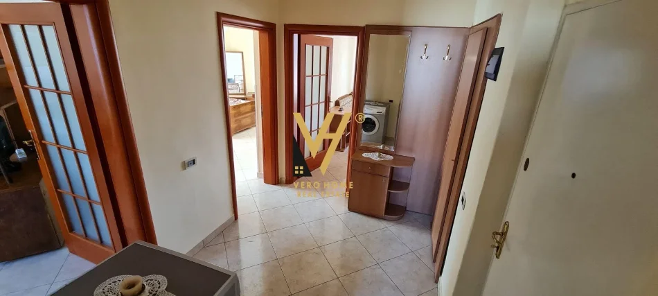 Tirane, jepet me qera apartament 2+1+Ballkon Kati 4, 87 m² 520 € (PAZARI I RI)