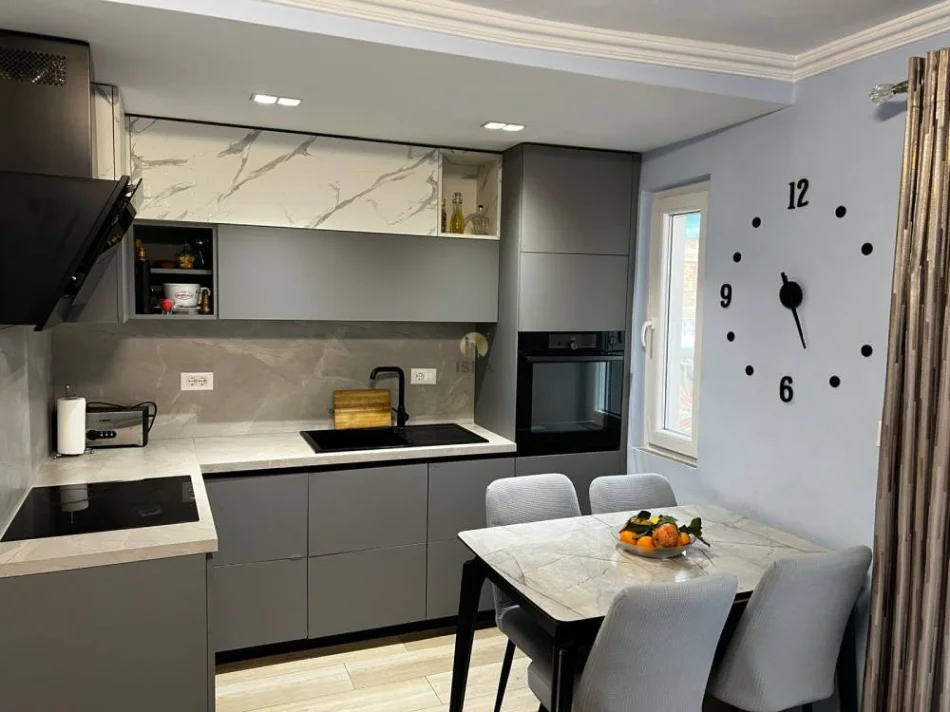 Tirane, jepet me qera 1+1 Kati 5, 50 m² 580 € (Rruga Mine Peza prane Oslo bar)