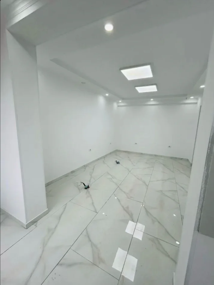 🏠 Jepet me Qera: Amb. 50m² (📍QSUT - Rr. Dibrës )🔥 Super vendndodhje || Buzë Rruge ✨️  50,000 lekë / Muaj 💶💶