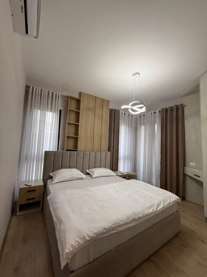Tirane, jepet me qera apartament 2+1+Ballkon , 100 m² 1.500 € (Rruga e Barrikadave)