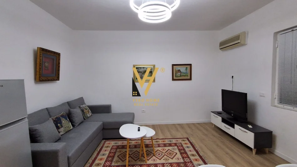 Tirane, jepet me qera apartament 1+1+Ballkon Kati 0, 55 m² 720 € (QENDER)