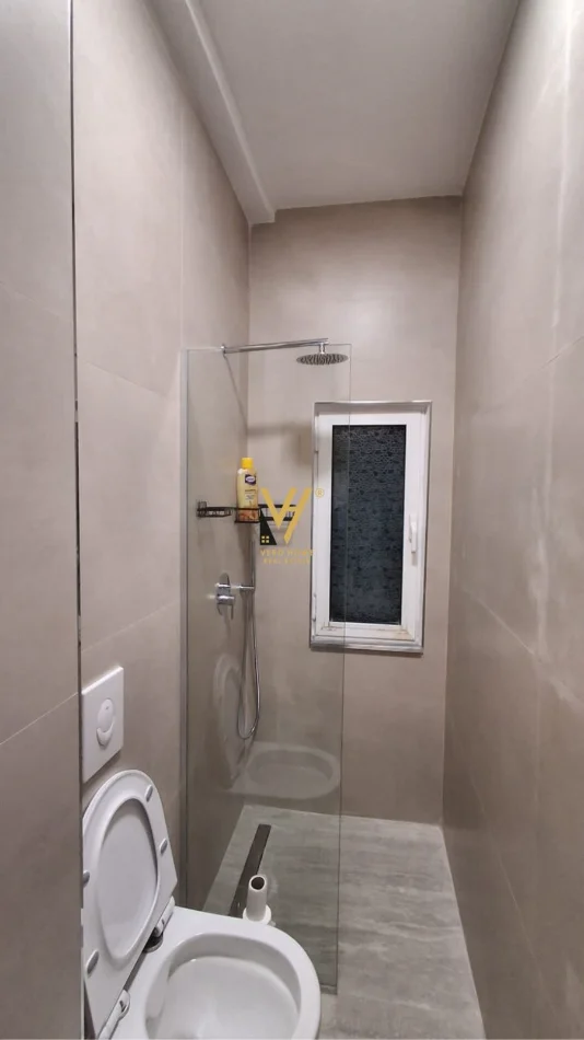 Tirane, jepet me qera apartament 1+1+Ballkon Kati 0, 55 m² 720 € (QENDER)