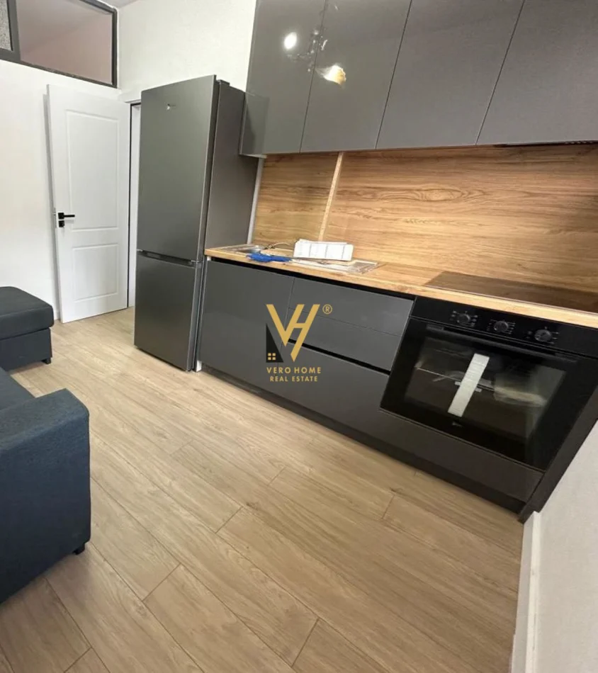 Tirane, jepet me qera apartament 1+1+Ballkon Kati 8, 75 m² 420 € (5 MAJI)