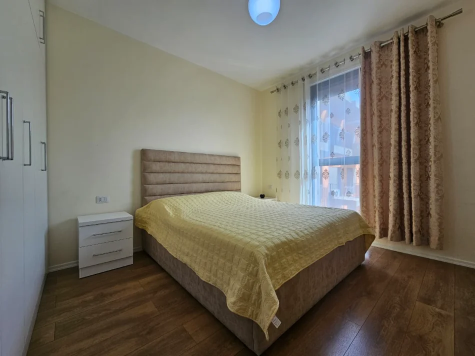 Tirane, jepet me qera apartament 1+1+Ballkon Kati 8, 75 m² 570 € (Rruga Sadik Petrela)