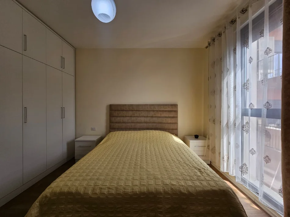 Tirane, jepet me qera apartament 1+1+Ballkon Kati 8, 75 m² 570 € (Rruga Sadik Petrela)