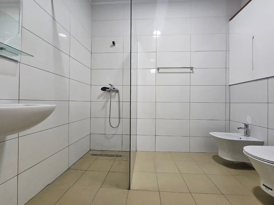 Tirane, jepet me qera apartament 1+1+Ballkon Kati 8, 75 m² 570 € (Rruga Sadik Petrela)