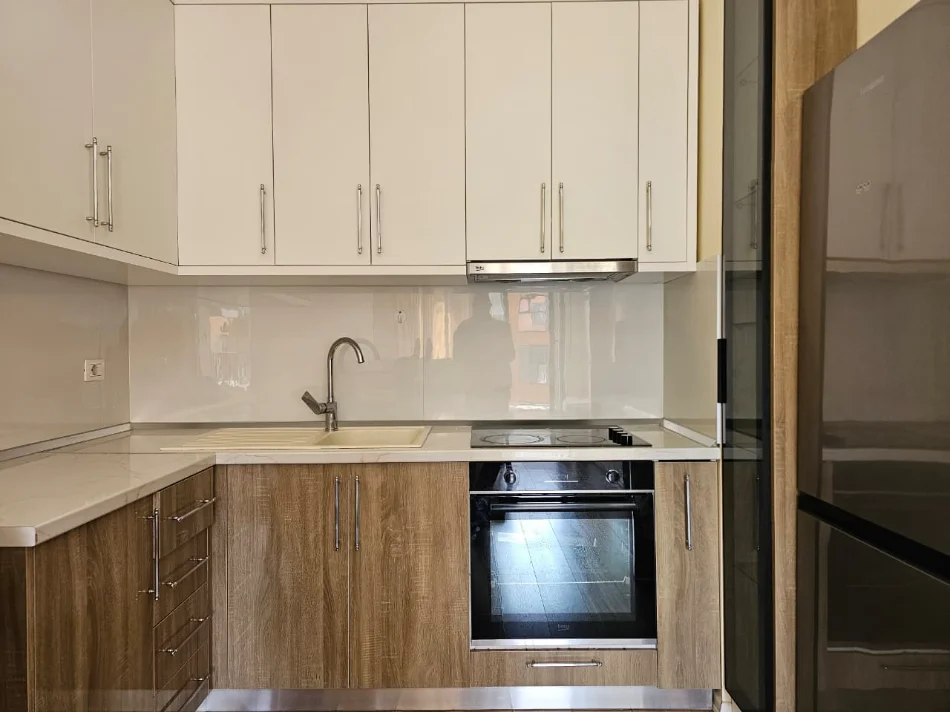 Tirane, jepet me qera apartament 1+1+Ballkon Kati 8, 75 m² 570 € (Rruga Sadik Petrela)