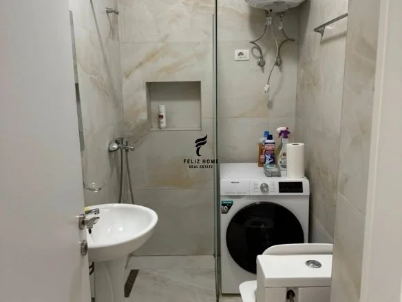 Tirane, jepet me qera apartament 1+1+Ballkon Kati 9, 70 m² 450 € (ASTIR)