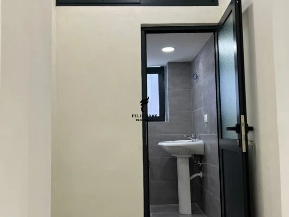 Shqiperi, jepet me qera dyqan Kati 0, 67 m² 2.500 € (STADIUMI DINAMO)