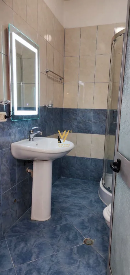 Tirane, jepet me qera apartament 1+1+Ballkon Kati 5, 85 m² 720 € (RRUGA E KAVAJES)