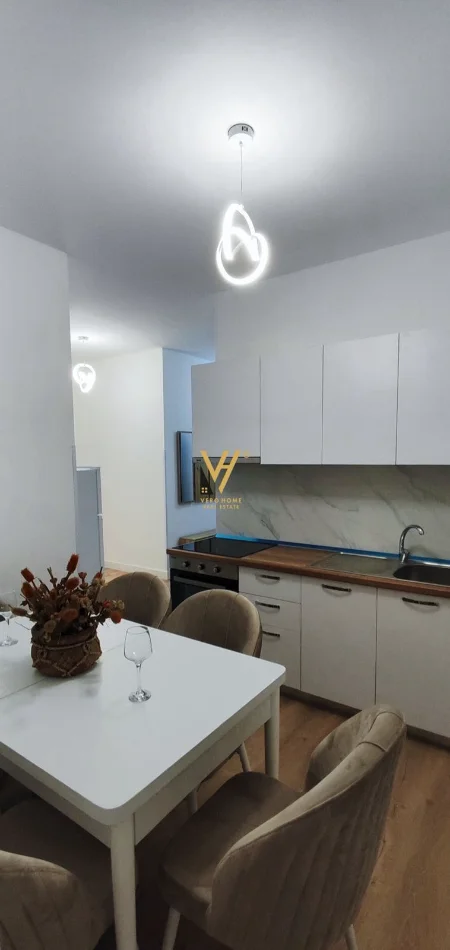 Tirane, jepet me qera apartament 1+1+Ballkon Kati 5, 85 m² 720 € (RRUGA E KAVAJES)