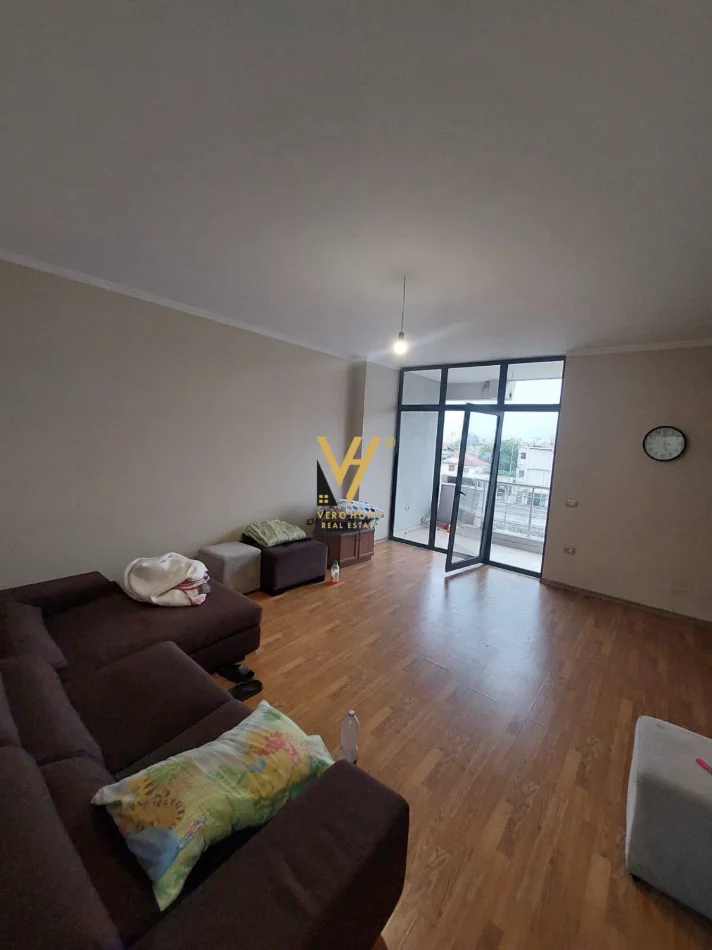 Tirane, jepet me qera zyre Kati 2, 130 m² 820 € (UNAZA E RE)