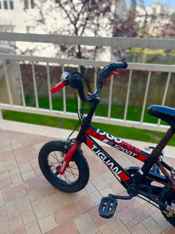 Shes biciklete per djem mosha 3-6 vjec , me 4 rrota si ne foto, NR CEL 0693603231 e zeze 50 €