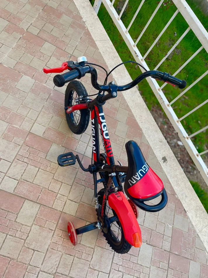 Shes biciklete per djem mosha 3-6 vjec , me 4 rrota si ne foto, NR CEL 0693603231 e zeze 50 €