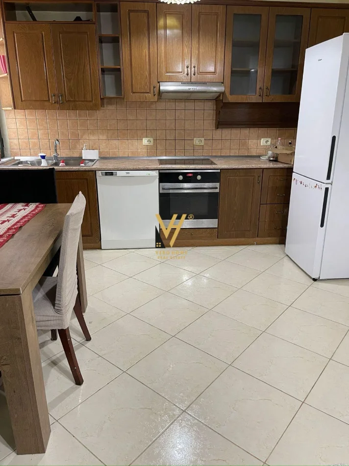 Tirane, jepet me qera apartament 1+1+Ballkon Kati 3, 65 m² 620 € (SELVIA)