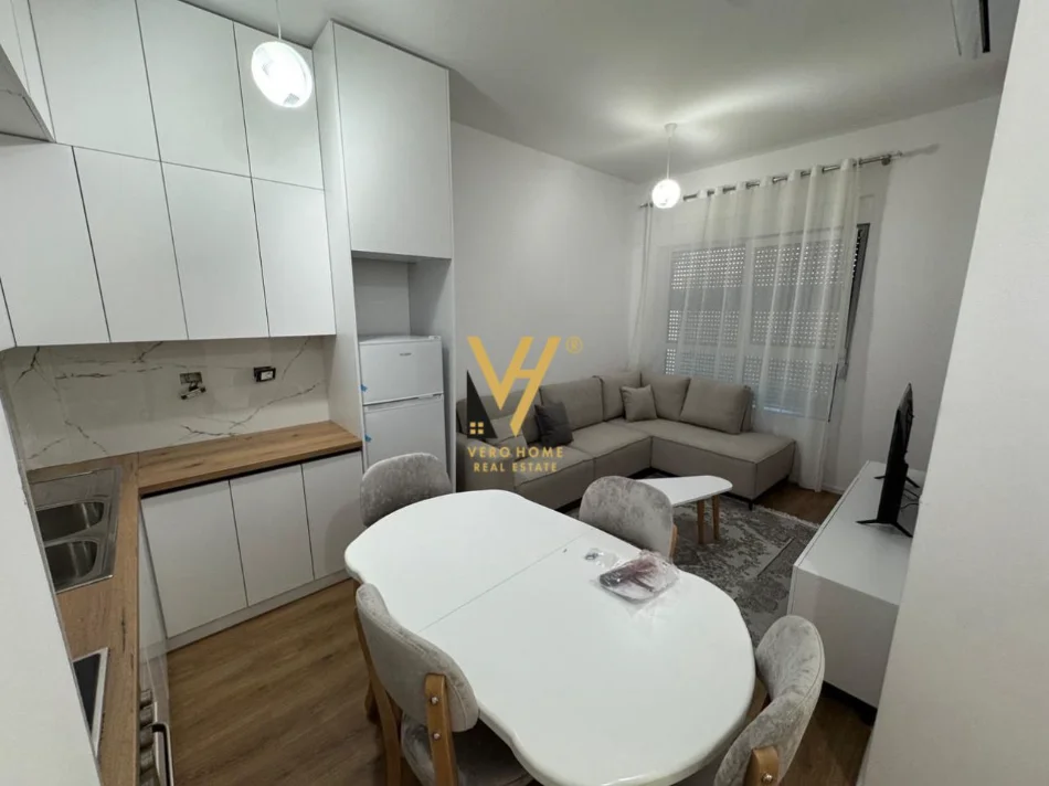 Tirane, jepet me qera apartament 1+1+Ballkon Kati 1, 55 m² 450 € (ALI DEMI)