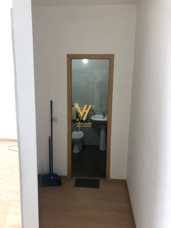 Tirane, jepet me qera dyqan Kati 0, 38 m² 520 € (ZOGU I ZI)