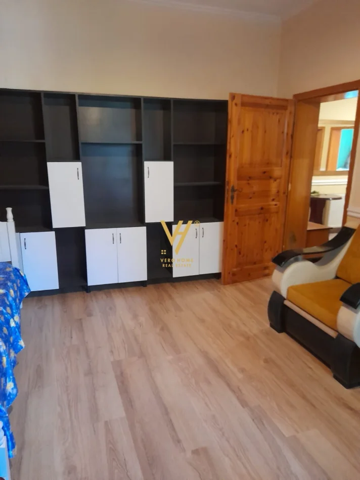 Tirane, jepet me qera apartament 2+1+Ballkon Kati 1, 130 m² 670 € (KRISTAL CENTER)