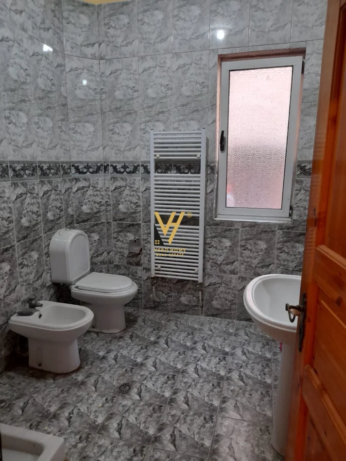 Tirane, jepet me qera apartament 2+1+Ballkon Kati 1, 130 m² 670 € (KRISTAL CENTER)