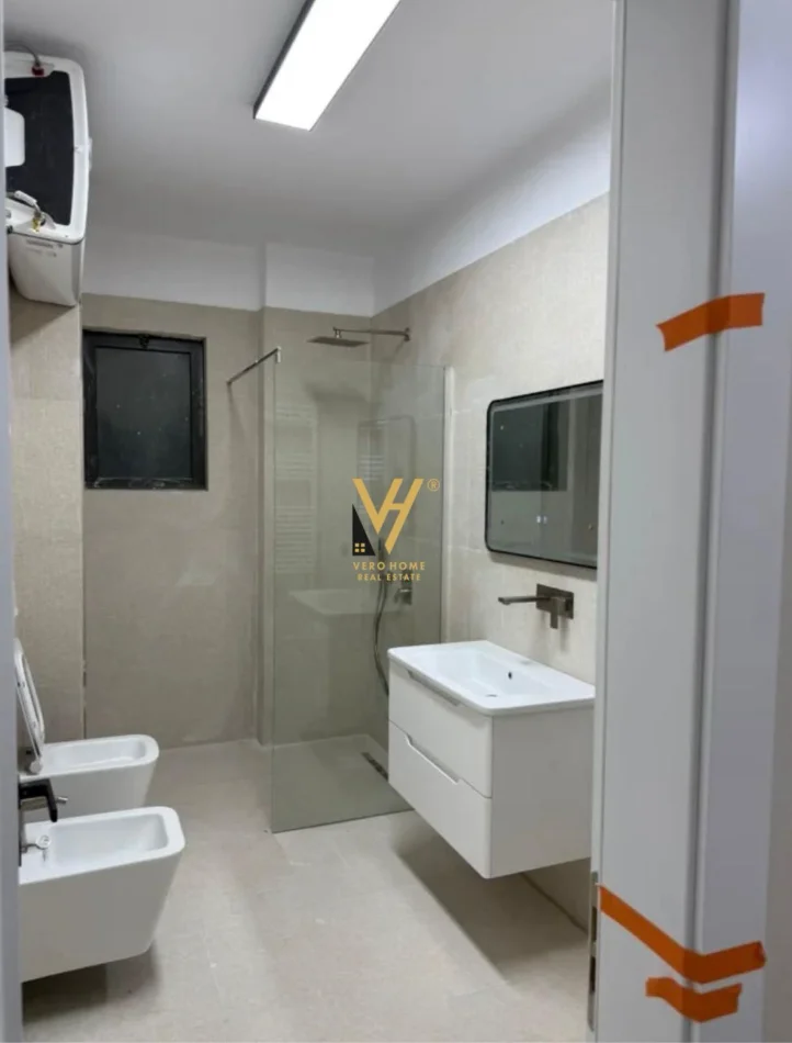 Tirane, jepet me qera apartament 2+1+Ballkon Kati 2, 100 m² 750 € (KRISTAL CENTER)